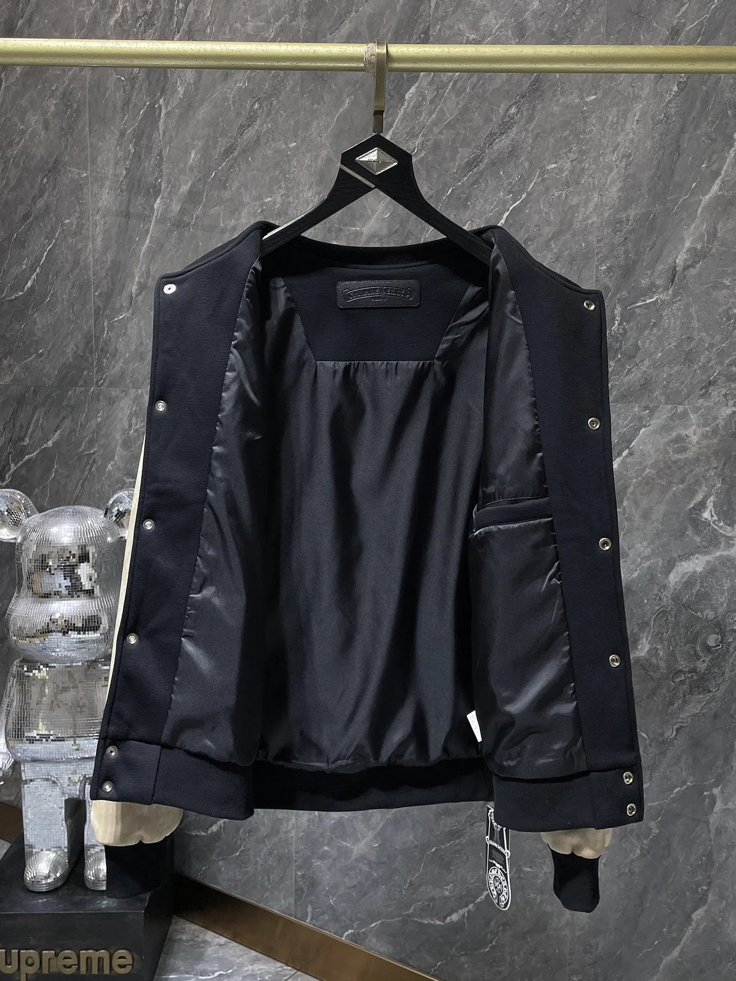 P436 Chrome Hearts 🍁Winter clothing is here🍁New Year's clothing Sanskrit cross woolen leather sleeves spliced ​​baseball embroidered cotton clothing Heavy embroidery➕Double sleeve splicing special technology Counter synchronization, heavy industry! ! Customized version of thickened woolen fabric, silk lining, customized version of hardware, not the ordinary version on the market! ! 🌈Recommended color: black coffee stitching 🌈Code number: S, M, L, XL